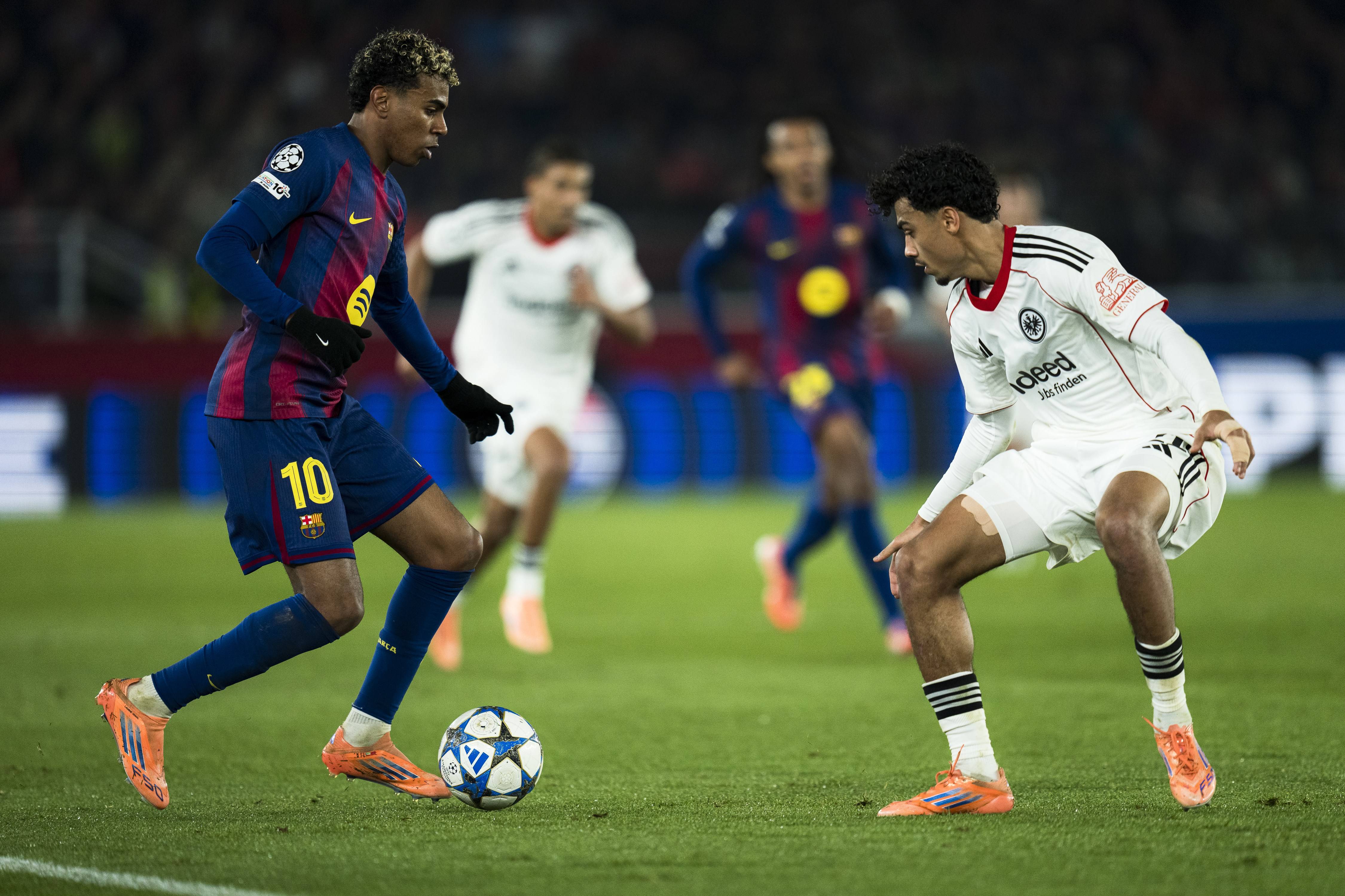 ฟุตบอล - ยูฟ่าแชมเปียนส์ลีก: บาร์เซโลนาพ่ายแพ้ต่อไอน์ทรัค แฟรงค์เฟิร์ต สำนักข่าวซินหัว ฮวน โกซา ผู้เล่น