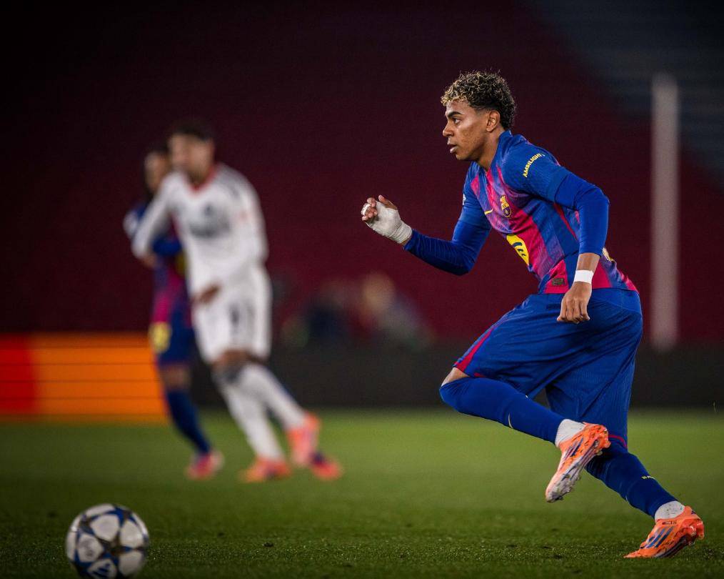 คีเลียน เอ็มบัปเป้ ยืนหยัดเป็นผู้ทำประตูสูงสุดในประวัติศาสตร์เพียงลำพัง ขณะที่กองหลังผู้แข็งแกร่งยิงสองประตูพาบาร์เซโลนาคว้าชัยชนะ 2-1 เหนือไอน์ทรัค แฟรงค์เฟิร์ต ในศึกยูฟ่าแชมเปียนส์ลีก